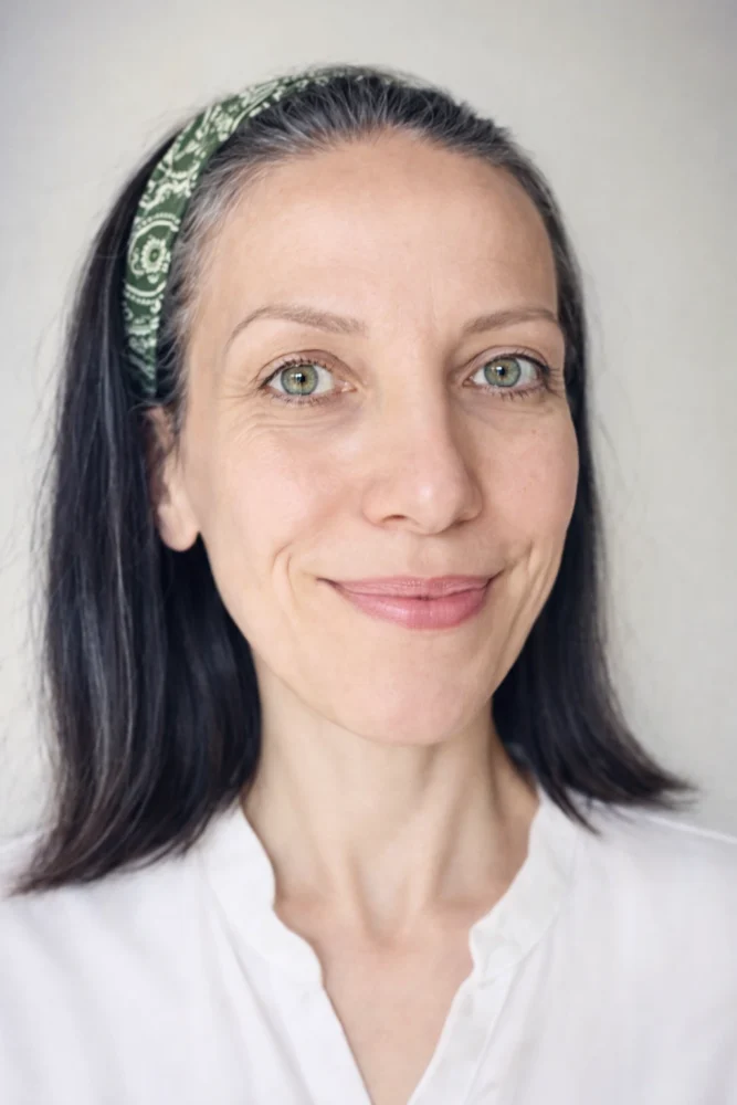 Bartha H. Eszter egészségügyi mentor, a mentorprogram alapítója és szakmai vezetője. Krónikus betegek támogatásával és edukációs programok tervezésével foglalkozik.
